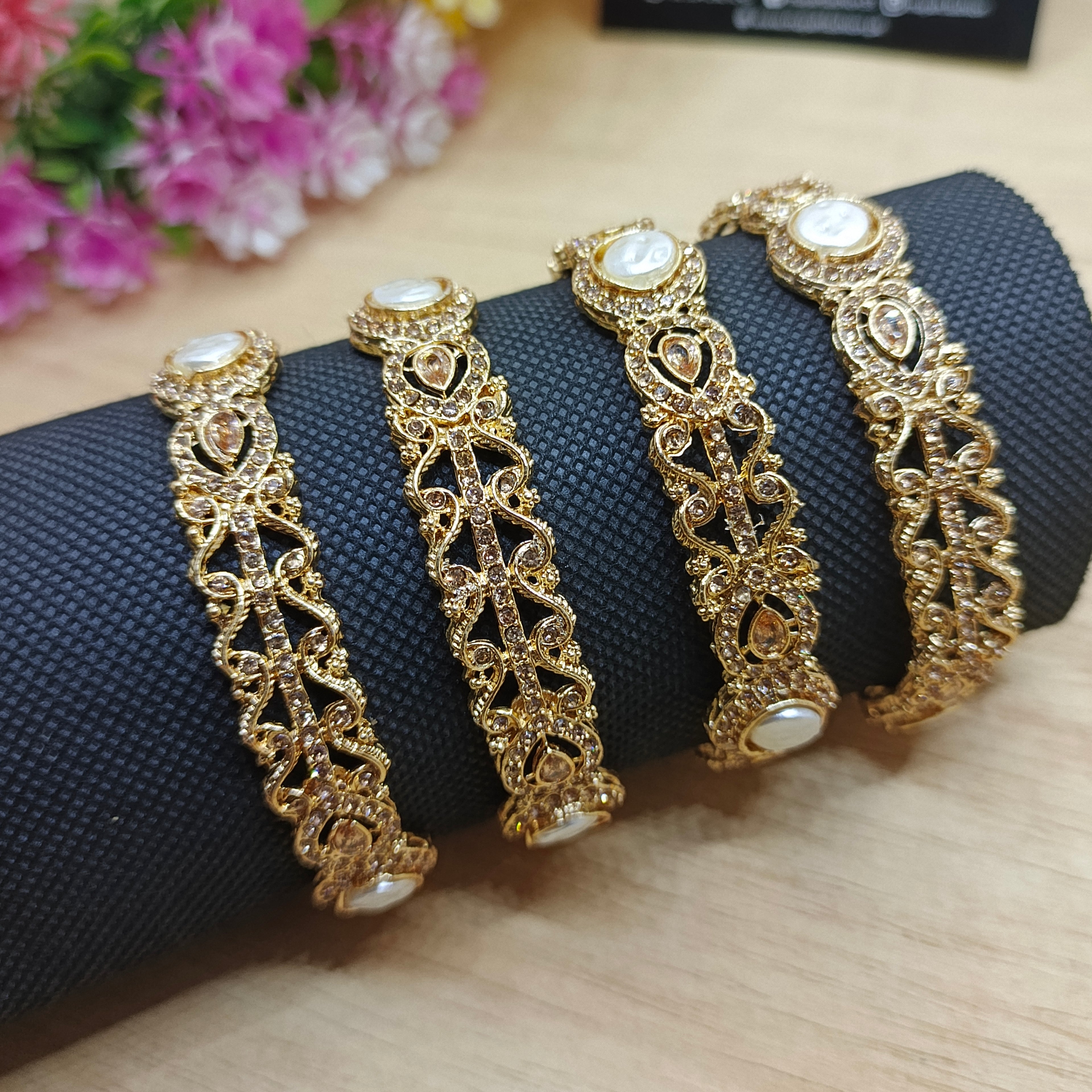 Set of 4 bangles(golden)
