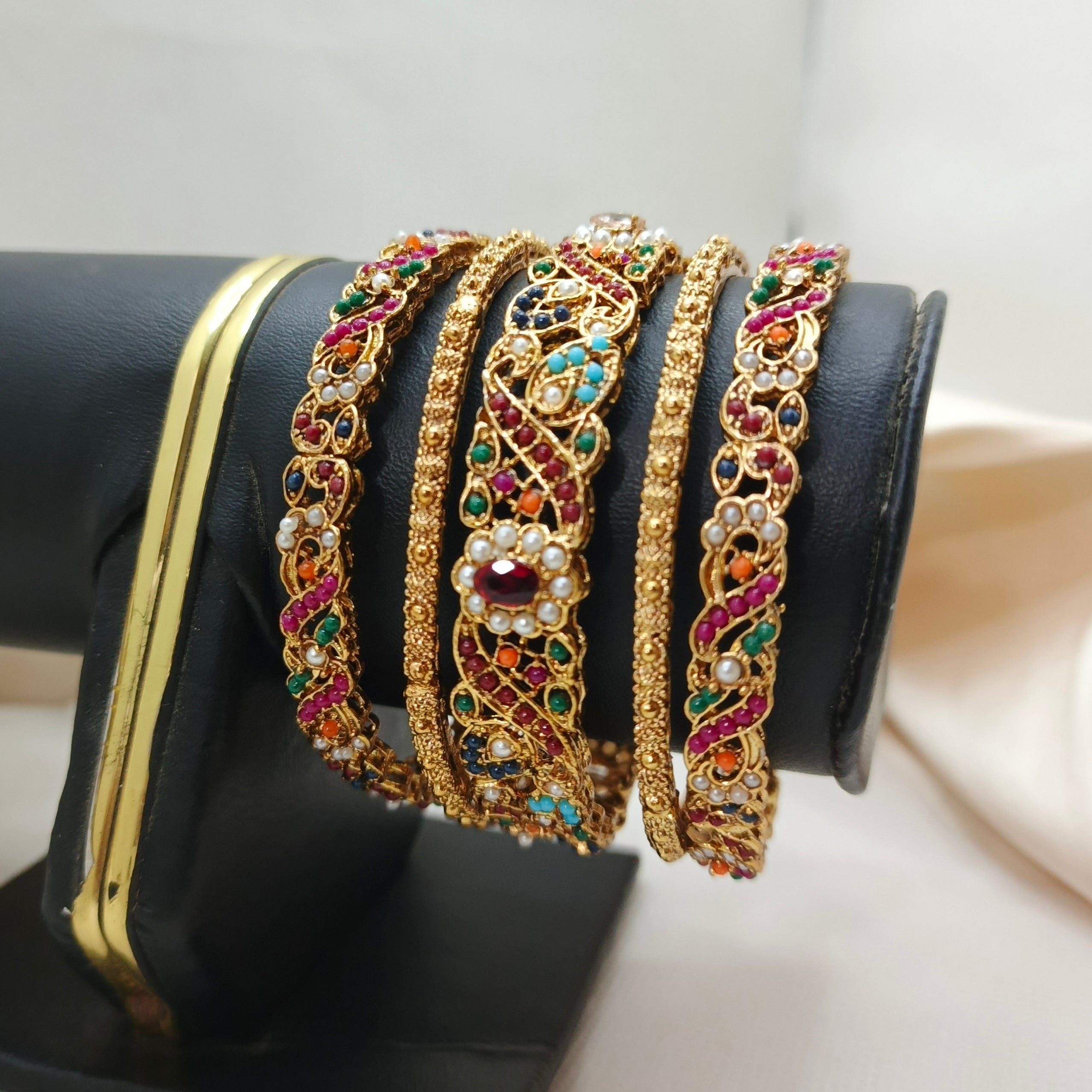Nauratan Bangles set