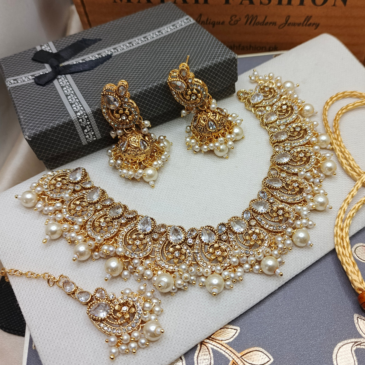 Round Necklace with Jhumka and Teeka