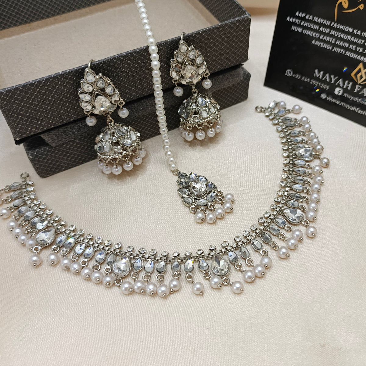 Delicate Kundan jewellery Set