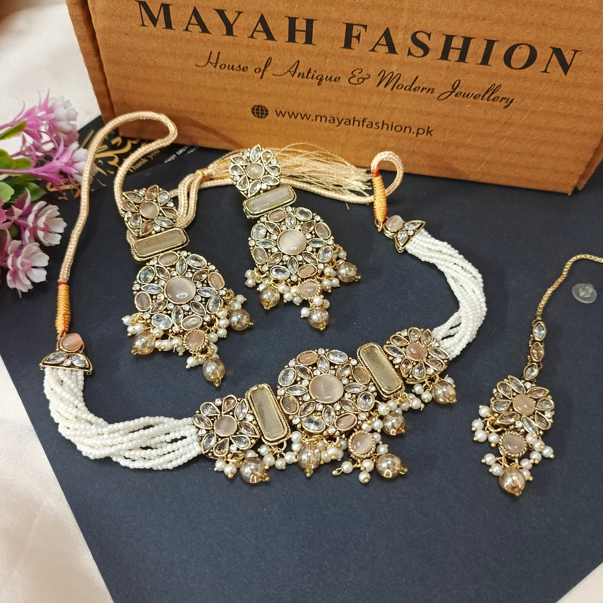 Chokar Set with earrings and teeka