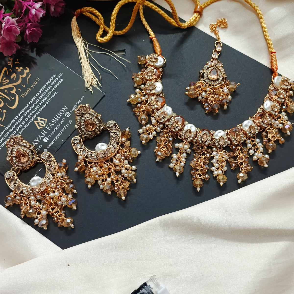 Necklace Set with Pearls contrast