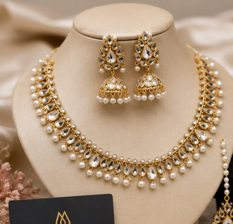 Delicate Kundan jewellery Set